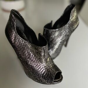 BCBG MaxAzria snake print shoes. Size 6B/36. 4.75 inch heel